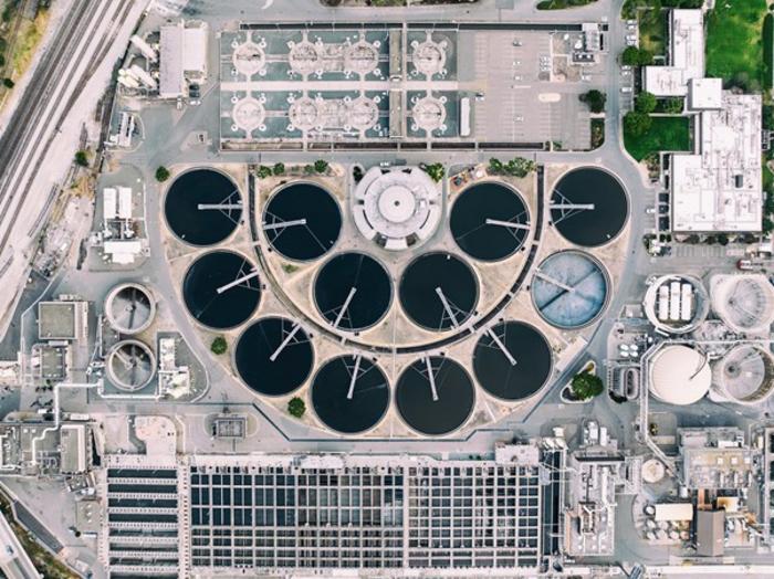 Researchers develop a droplet-based electricity generator system capable of converting treated municipal wastewater into usable electrical energy for pollutant removal and electrocatalytic degradation applications.