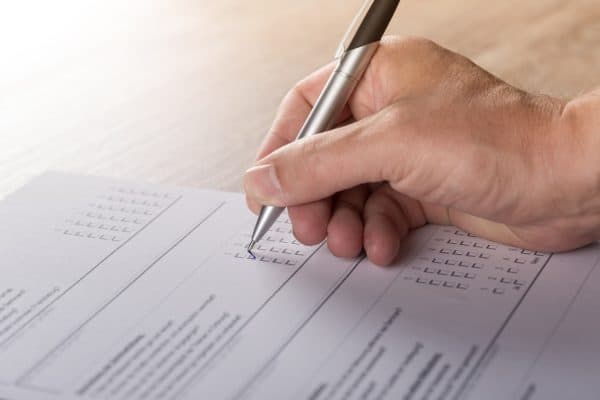 Ranked lists skew decision-makers' choices toward top option