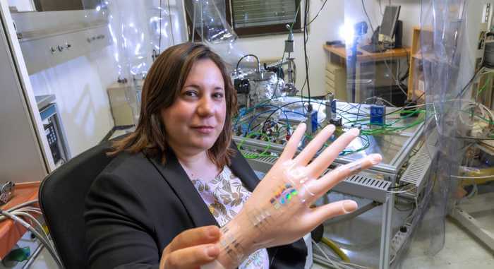 Anna Maria Coclite from TU Graz and her team have succeeded in producing a 3in1 hybrid material for the next generation of smart, artificial skin.