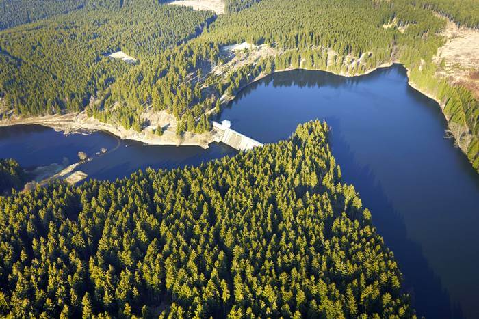 The Rappbode reservoir in the Harz region is surrounded by forests and is the largest drinking water reservoir in Germany.