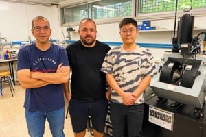Researchers (left to right) Jordi Sort, Enric Menéndez and Zhengwei Tan in the lab at the UAB. (credits: UAB)