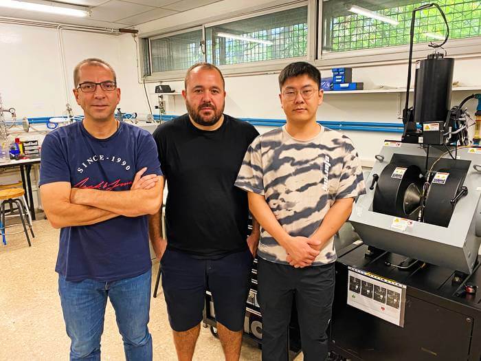 Researchers (left to right) Jordi Sort, Enric Menéndez and Zhengwei Tan in the lab at the UAB. (credits: UAB)