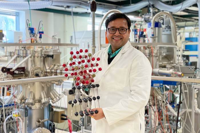 University of Minnesota Twin Cities Professor Bharat Jalan is co-leading a team that has developed a new method for making nano-membranes of “smart” materials, which will allow scientists to harness their unique properties for use in devices such as sensors and flexible electronics.