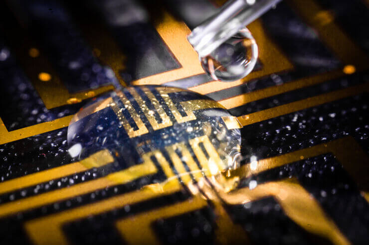 With the injectable gel the researchers were able to grow electrodes in living tissue. Here it is tested on a microfabricated circuit.