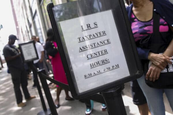 Consumers waiting in line to talk to IR...                    </div>

                    <div class=