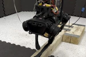 Quadroped robot can walk a balance beam