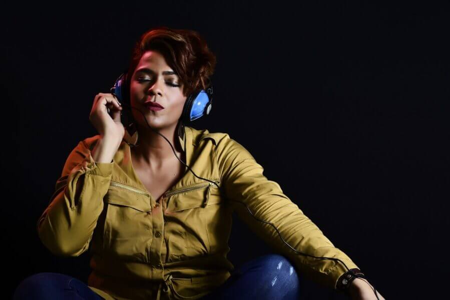Woman listening to music on headphones. Credit Pixabay