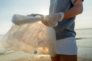 Teen volunteer cleaning the beach. Pixabay.