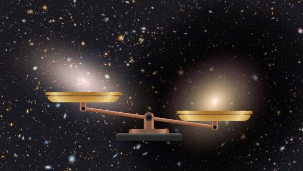 Comparison between a conventional galaxy (ESO 325-G004) enveloped in a halo of dark matter, occupying the heaviest plate on the weight scale, and the galaxy NGC 1277 (on the left), in which the study of the mass distribution reveals the absence of dark matter.