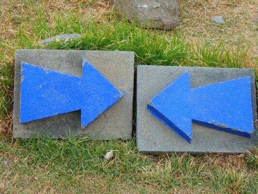 blue arrows point at each other. pixabay