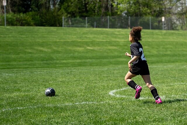 girl playing soccer/futbal