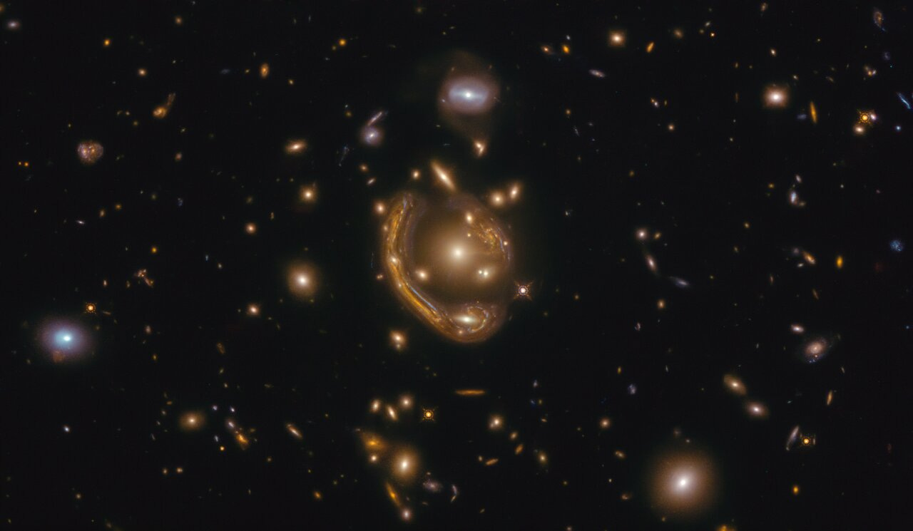Gravitational Lensing | ESA/Hubble | ESA/Hubble