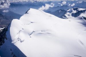 Even the «eternal ice» on the Grand Combin is not made to last forever. Visible at the upper right of the photo is the drilling camp of the 2020 Ice Memory expedition led by PSI researcher Theo Jenk.