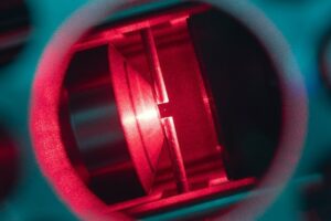 Optical tweezers, shown here trapping a nanoparticle, are among the systems impacted by a type of uncertainty that physicists have long missed. (image: Steven Hoekstra/Wikipedia CC BY-SA 4.0)