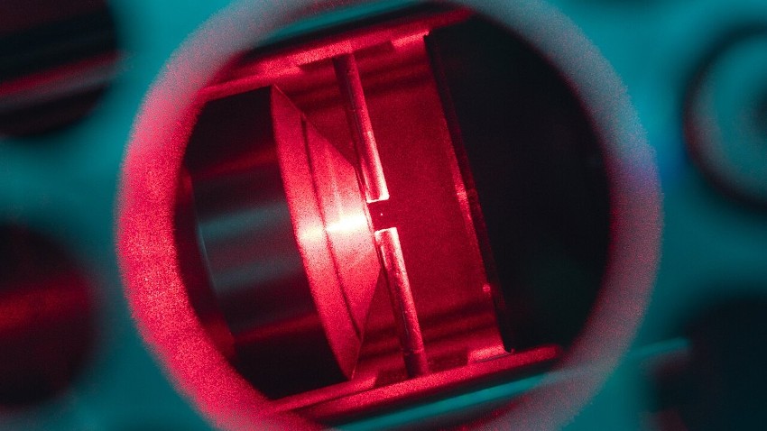 Optical tweezers, shown here trapping a nanoparticle, are among the systems impacted by a type of uncertainty that physicists have long missed. (image: Steven Hoekstra/Wikipedia CC BY-SA 4.0)