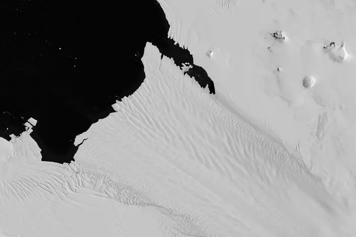 The thinning shelf has lost ice along its front and northern margin, and fractured ice is visible along the southern edge.