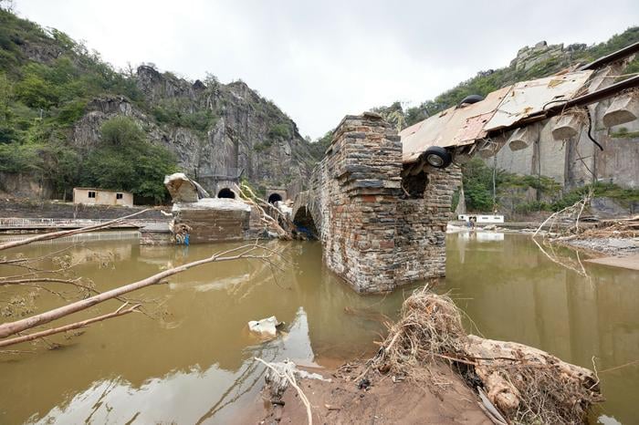 More drought, more hot weather, more torrential rain as in the picture depicting the Ahr valley flood in Germany in 2021: despite these signs, many people question the existence of climate change or refuse to believe that it is caused primarily by human activity.