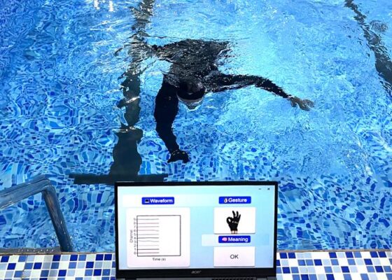 Underwater “E-Glove” Translates Divers’ Hand Gestures into Messages