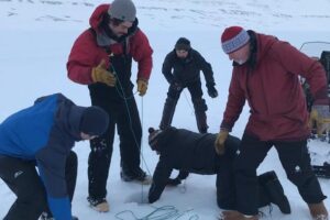 Retrieving a sediment core from Svalbard. François Lapointe, center on his knees.