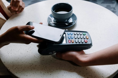 perosn making a contactless payment with cell phone