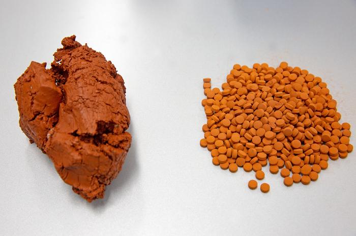 Industrial waste red mud raw material (left) and pelletized red mud catalyst (right)
