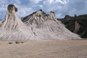 Marine sediments hosting abundant fossils dated in the Late Miocene, from about 8 to 7 million years ago. Fish otoliths, bivalve and gastropod shells, bryozoans and microscopic shells attest to the presence of numerous organisms in this area, which have been analyzed in this study.