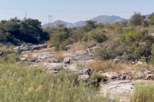 This picture shows a very famous outcrop where nearly horizontal black and white layers are observed. The BIC made of layers of igneous rock in a basin shape, formed over a period of about 1 million years, after which it seems to have barely changed.