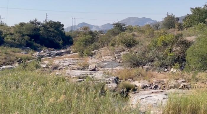 This picture shows a very famous outcrop where nearly horizontal black and white layers are observed. The BIC made of layers of igneous rock in a basin shape, formed over a period of about 1 million years, after which it seems to have barely changed.