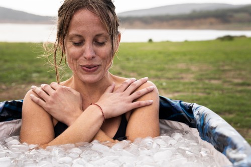 Ice Baths: Kebenaran Dingin Tentang Pagi Terjebak