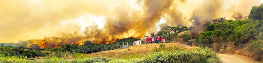Huge forest fire threatens homes in Portugal