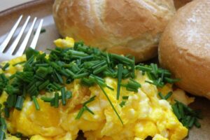 scrambled eggs breakfast