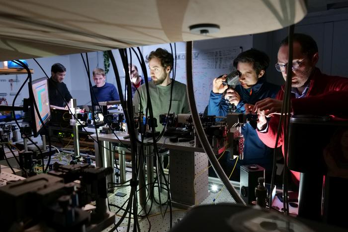 Physicists from research groups at the University of Stuttgart, Saarbrücken, and Dresden conducting an experiment on quantum teleportation (from left to right: Tobias Bauer, Marlon Schäfer, Caspar Hopfmann, Stefan Kazmaier, Tim Strobel, and Simone Luca Portalupi).