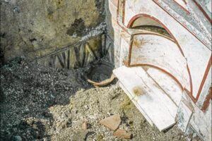 Censer no. 2 in situ in the domestic shrine at Boscoreale (Pompeii, Archivio Fotografico inv. H6803).