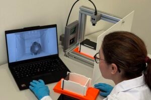 Two cameras monitor how the mouse in the box is feeling. AI algorithms detect even the slightest change in body posture and facial expressions.