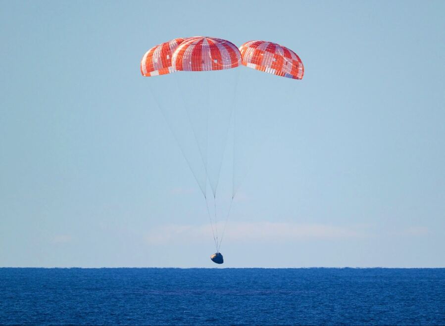 The First Moonfarers in Half a Century Just Splashed Down, and They Broke Apollo’s Record Doing It The First Moonfarers in Half a Century Just Splashed Down, and They Broke Apollo’s Record Doing It