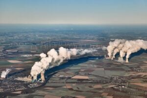 Lignite coal fired power plants in Germany, surrounded by windmills. When the wind doesn't blow, authorities have to turn on these polluting power plants. Photo: Desintegrator / Shutterstock / NTB