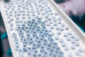 3D-printed scaffolds that mimic the chemical composition and architecture of natural bone tissue