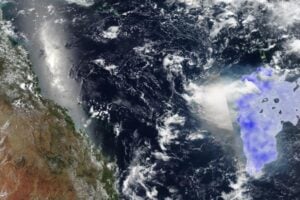 Satellite image using the VIIRS satellite on 16 January 2022, 13:30 UTC, showing in blue the cloud of formaldehyde measured by TROPOMI. To the left is the Australian coast of Queensland. Source: van Herpen et al. (2026)