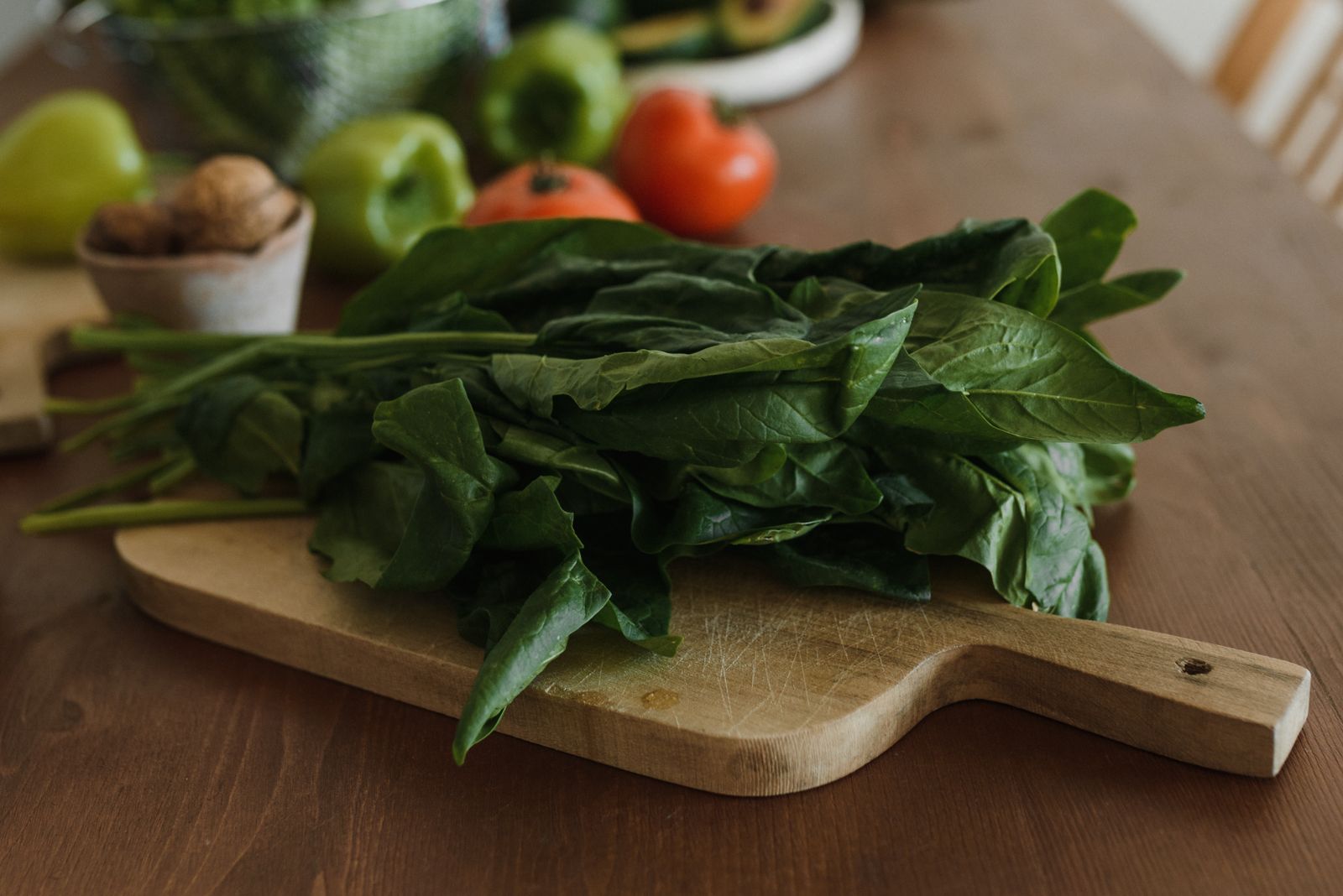 A single cup of raw spinach delivers about 750 milligrams of oxalic acid — a plant defense compound potent enough to crystallize in human kidneys and bind calci