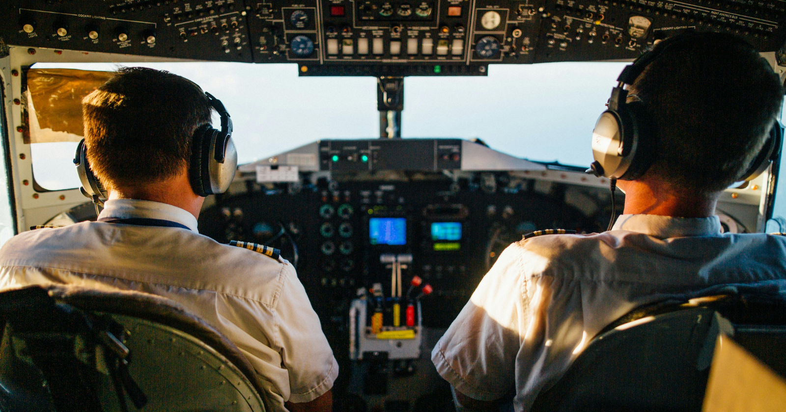 There's a rule that quietly stops the pilot and co-pilot from eating the same meal, and the reason behind it is more unsettling than you'd think