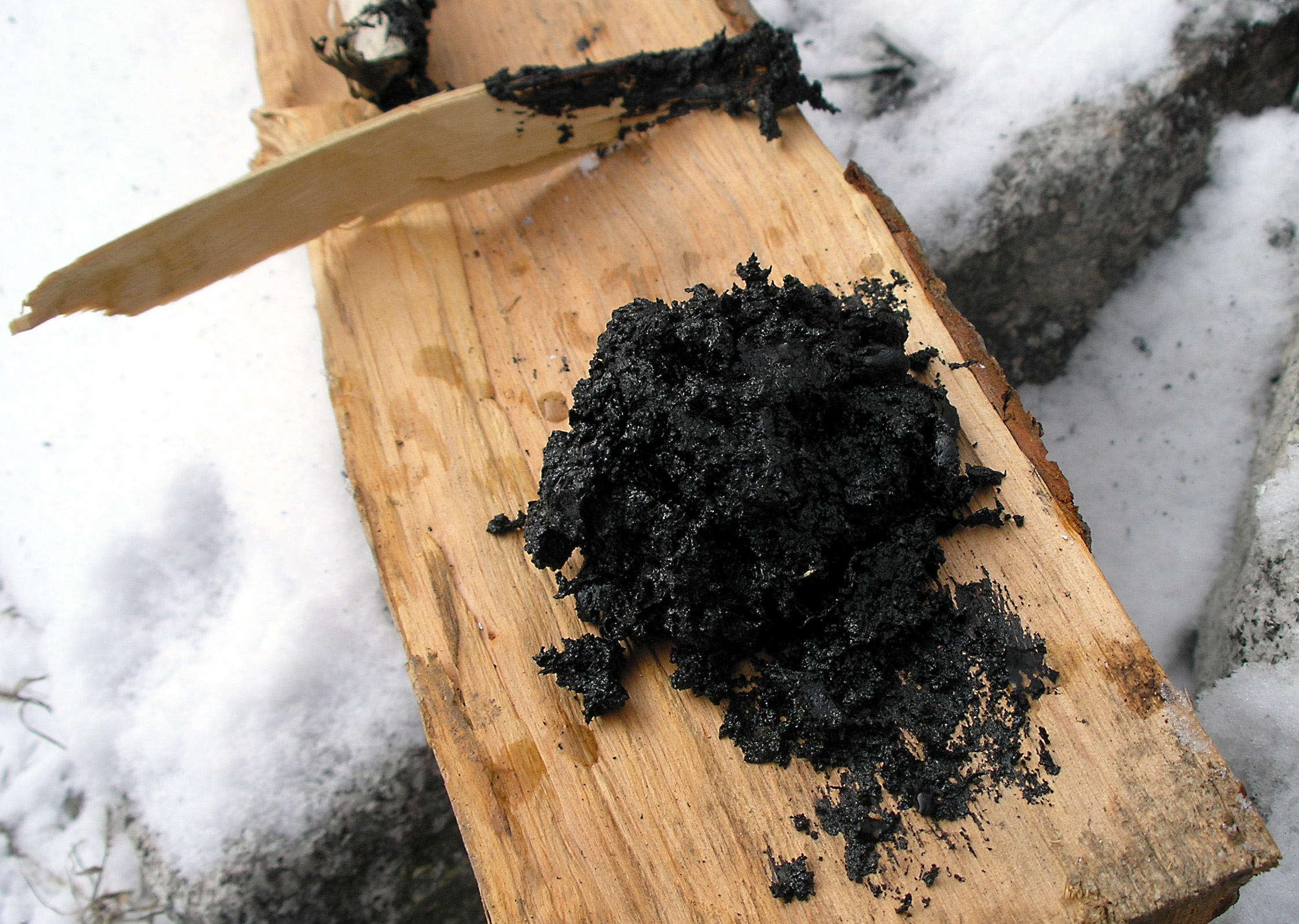 Lump of birch bark pitch (Birkenpech) made in a single pot — Wikimedia Commons CC BY-SA 3.0 (Jorre)