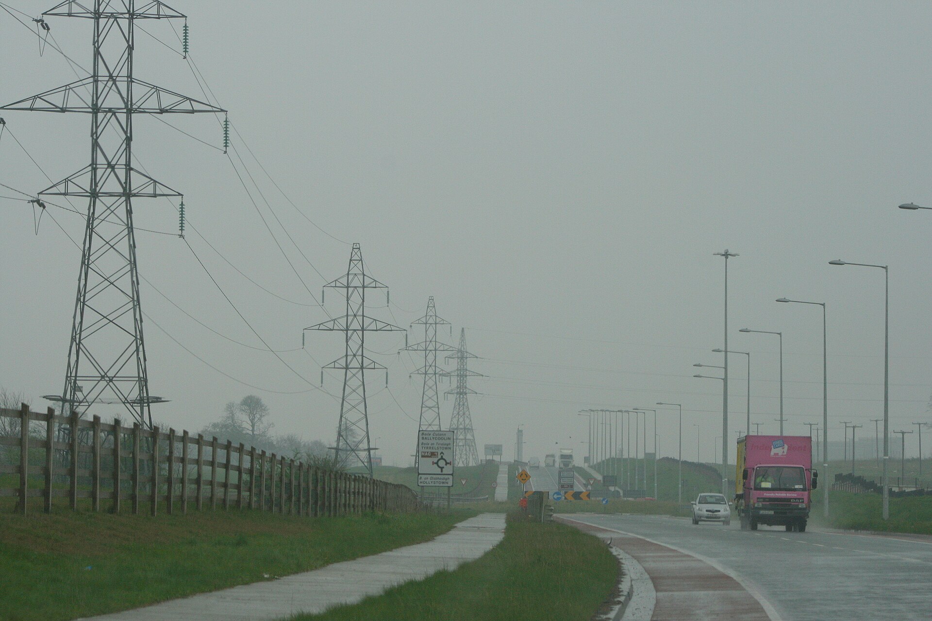High-voltage electricity pylons and transmission lines beside the R121 road at Hollystown, Fingal, in west County Dublin, Ireland. Photo: Sarah777 via Wikimedia Commons, CC0.
